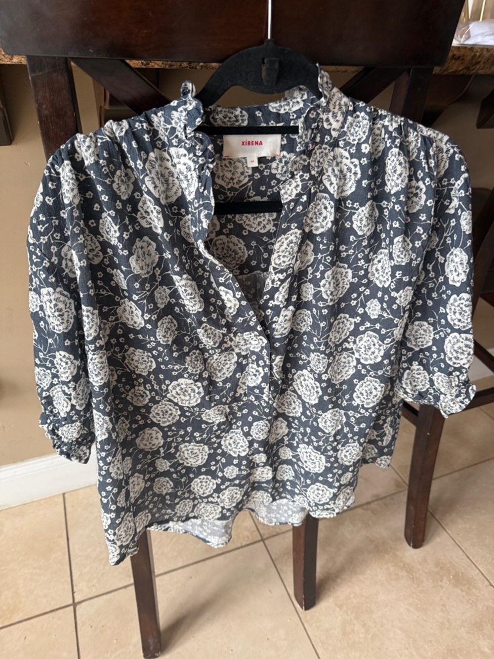 XiRENA Navy and White Floral Ruffled Button Blouse